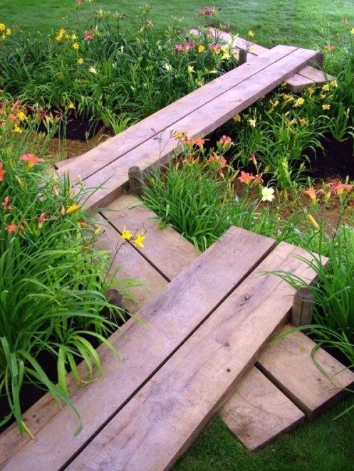 such a simple wooden plank garden path can be built very quickly by you yourself and will easily fit a rustic space