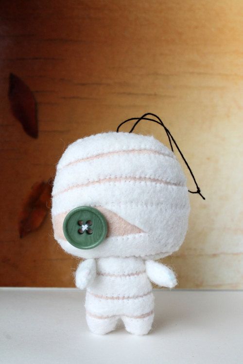 a fun mummy Halloween ornament of felt, with a green button as a single eye is a lovely idea for the coming holiday
