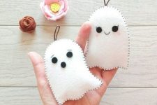 09 little felt ghost Halloween ornaments look super cute and nice and can be easily made by you yourself