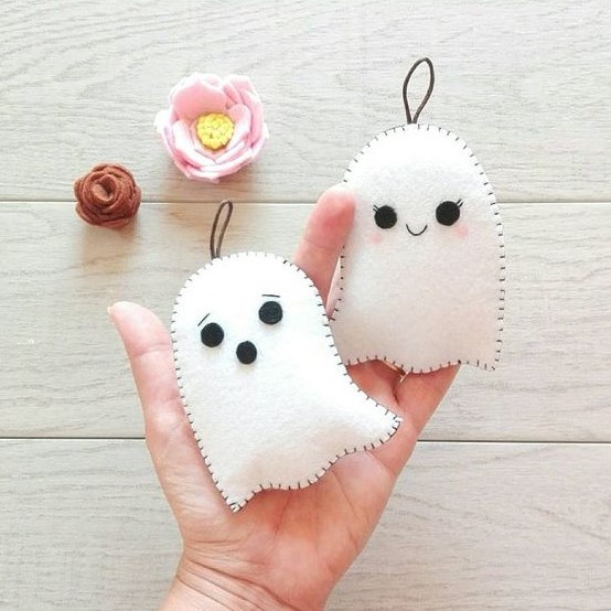 little felt ghost Halloween ornaments look super cute and nice and can be easily made by you yourself