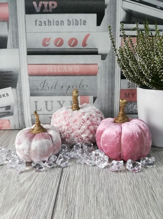 pink velvet pumpkins, crushed and usual velvet ones, with crystals are gorgeous for glam fall and Halloween decor
