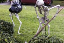 31 a hilarious Halloween scene of skeletons burying a body is a gorgeous solution for your outdoor Halloween decor