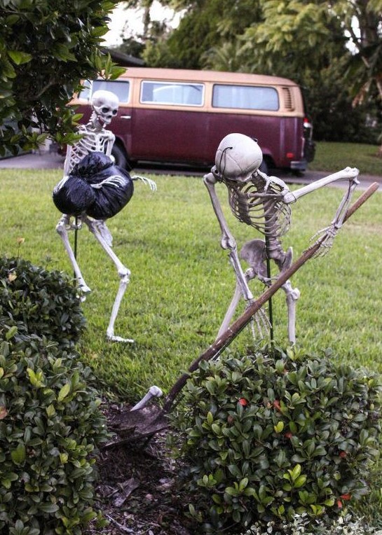 a hilarious Halloween scene of skeletons burying a body is a gorgeous solution for your outdoor Halloween decor