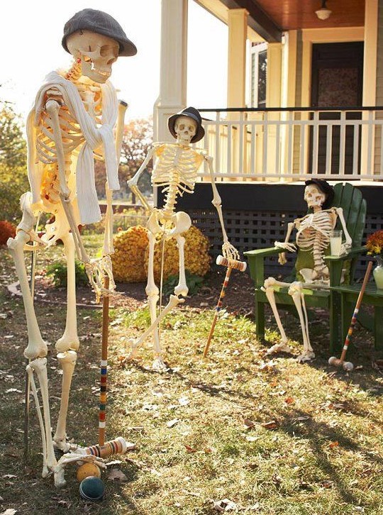 a simple and cozy skeleton scene with skeletons playing squash is a gorgeous solution for Halloween