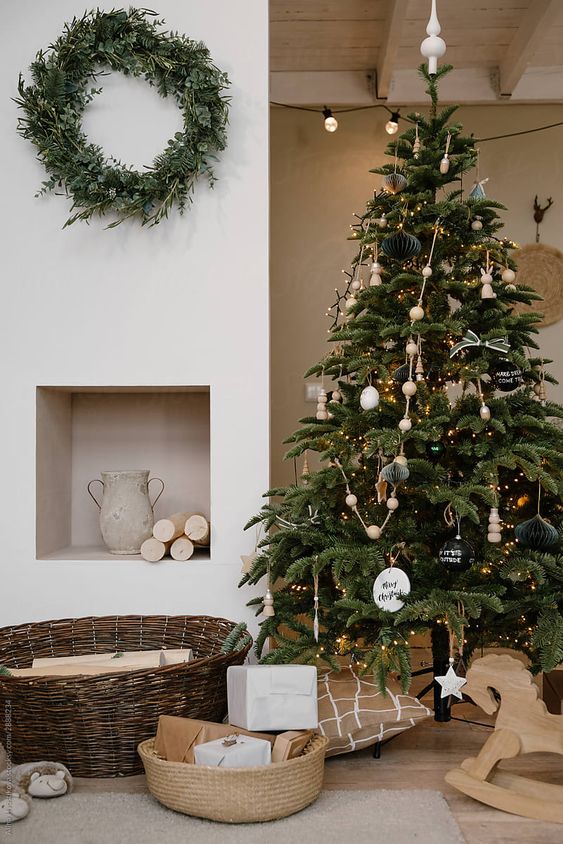 a Scandinavian Christmas tree with lights, wooden beads, ornaments of clay and not only is a stylish and cozy idea