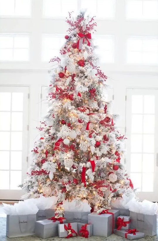 red and white Christmas tree decor is a bold solution and looks bold, contrasting and is always on top as it's classics