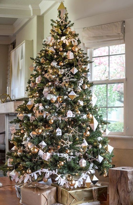 a modern glam Christmas tree with white and gold ornaments, faceted rhomb ornaments, stars and mini houses is cool