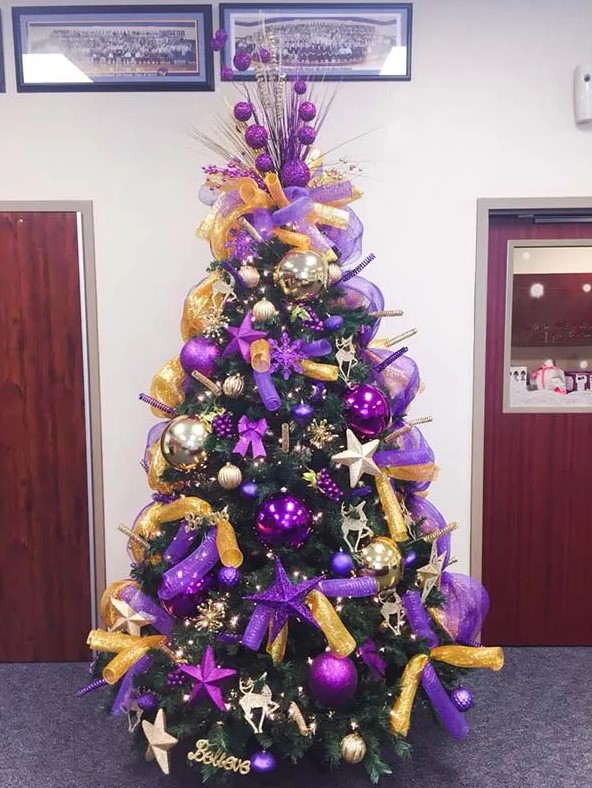 40 Refined Purple Christmas Decor Ideas DigsDigs