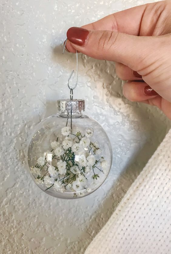 47 Clear Glass Christmas Ornament Decor Ideas - DigsDigs