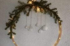 a lovely minimalist Christmas wreath