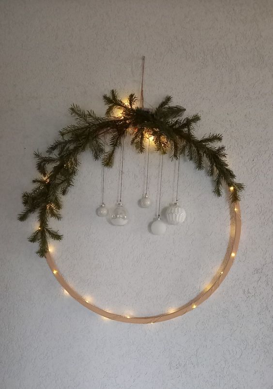 a lovely minimalist Christmas wreath