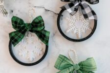 39 cool black, green and white embroidery hoop Christmas ornaments with snowflakes and bows on top are amazing to style a Christmas tree