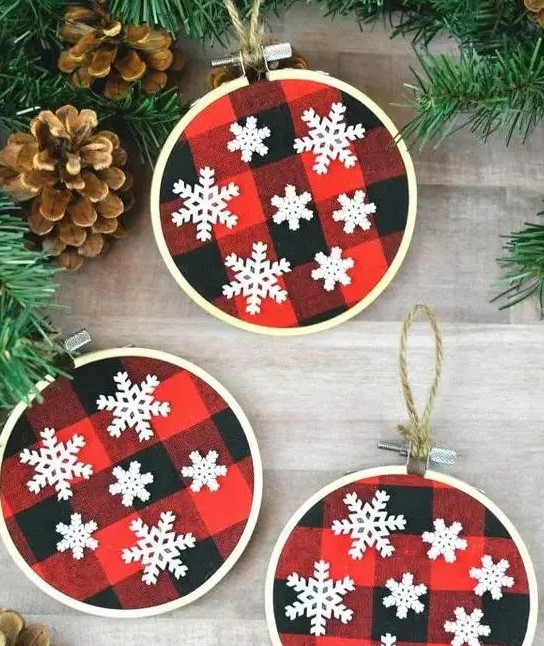 plaid Christmas ornaments made of embroidery hoops and with snowflake appliques are adorable and very easy to DIY