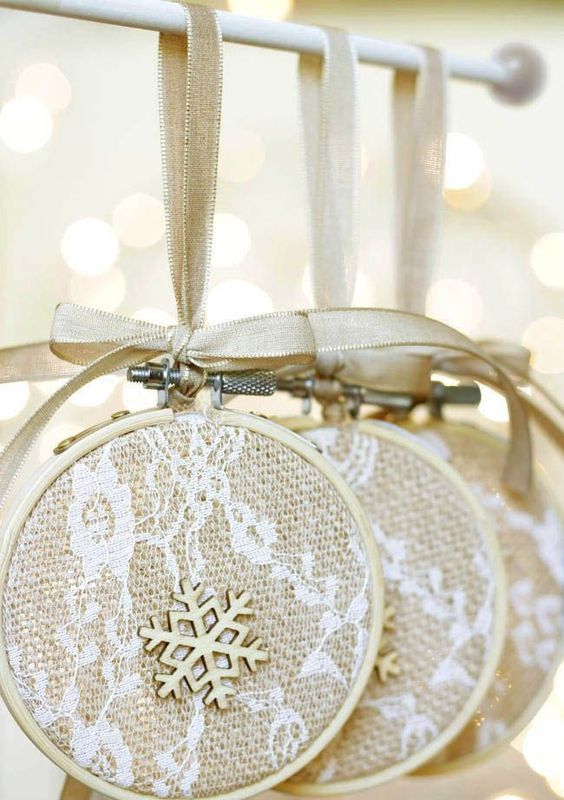 rustic embroidery hoop Christmas ornaments with burlap, wooden snowflakes and neutral bows on top are great to style a Christmas tree