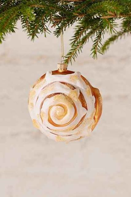 a cinnabon Christmas ornament is a gorgeous idea and many of us will be happy to see their favorite dessert on the tree