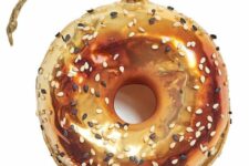 a gilded bagel ornament with sesame seeds on top is a lovely Christmas decoration that looks cool
