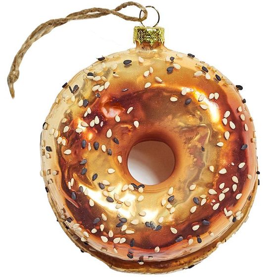 a gilded bagel ornament with sesame seeds on top is a lovely Christmas decoration that looks cool