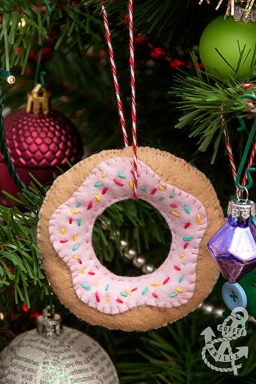 a glazed donut Christmas ornament of felt can be easily DIYed to add a bit of fun and a cool touch to your tree