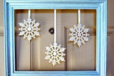 a super simple and fast to make frame Christmas wreath in blue, with snowflakes is a lovely idea for a charming holiday feel