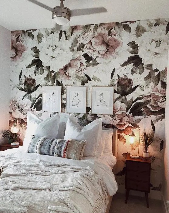 ديكورات غرف طعام بنقشات الورد  13-a-pretty-neutral-bedroom-with-a-floral-accent-wall-a-bed-with-neutral-boho-bedding-stained-nightstands-and-table-lamps