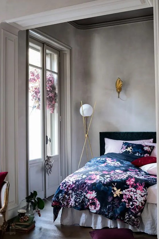 ديكورات غرف طعام بنقشات الورد  27-a-chic-bedroom-with-concrete-walls-a-black-bed-with-pink-navy-and-black-floral-bedding-chic-gilded-lamps-and-a-stack-of-books