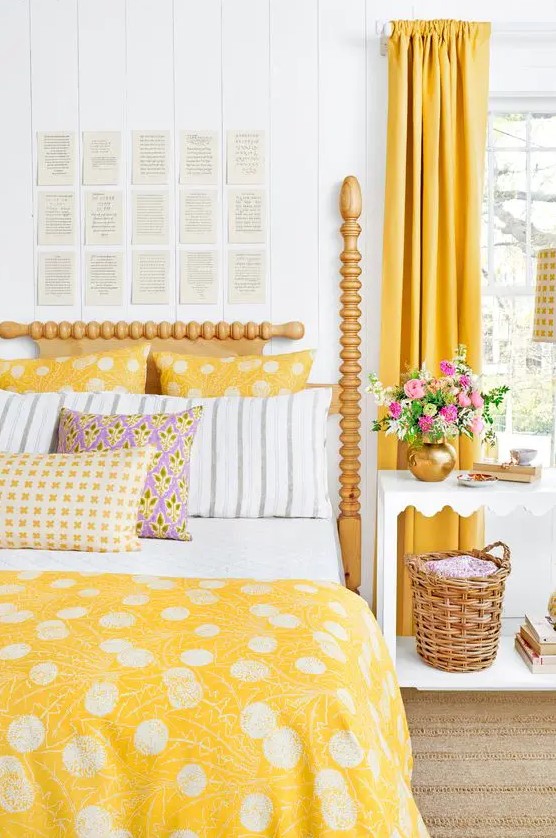ديكورات غرف طعام بنقشات الورد  39-bold-yellow-curtains-polka-dot-pillows-and-a-matching-bedspread-for-a-springy-bedroom