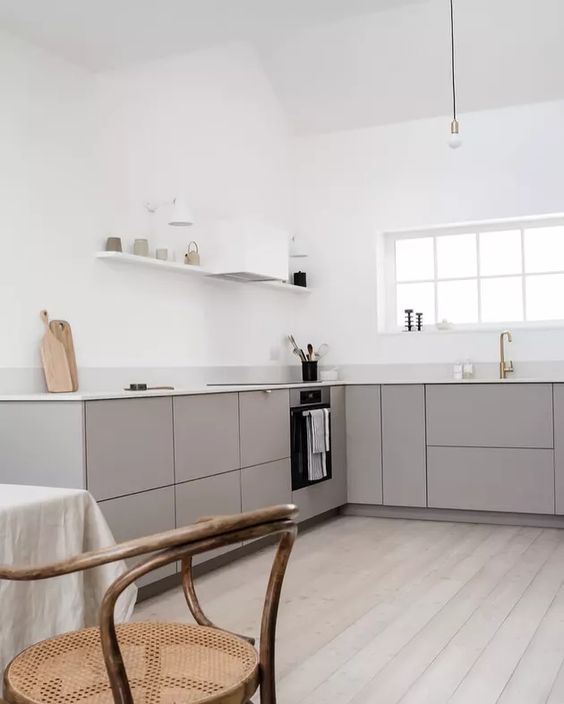a minimalist grey kitchen with white countertops, open shelves, a white hood, pendant bulbs is a lovely idea