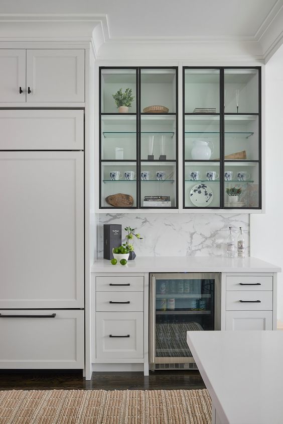 خزائن مطبخ زجاجية A-modern-white-kitchen-with-black-touches-flat-inlay-and-glass-cabinets-black-handles-and-black-framing