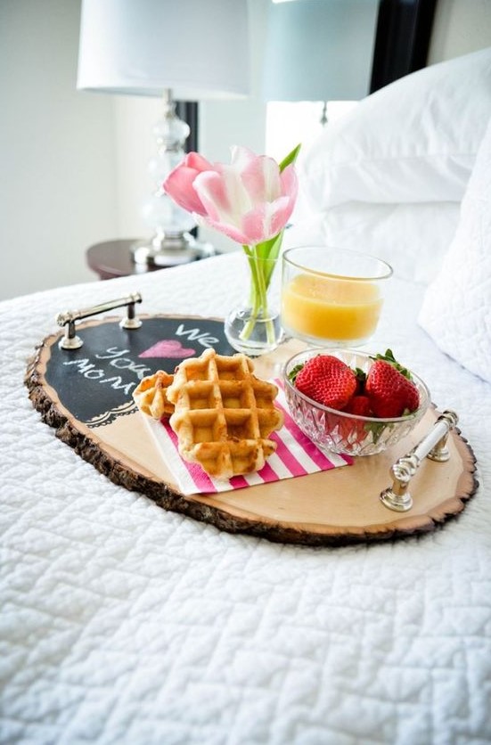 a cool tree slice breakfast tray with a chalkboard touch is a lovely idea for any space, and you can DIY it