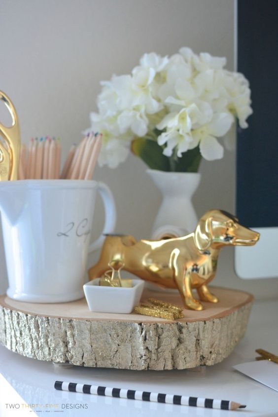 a tree slice with a metallic edge is a stylish and elegant rustic decor idea with a touch of glam, make one yourself