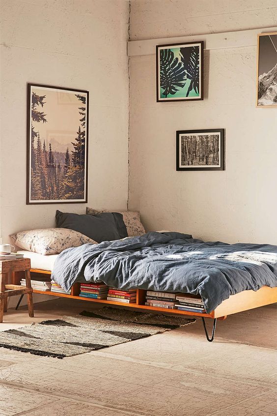 a bed on hairpin legs made of a pallet and with storage space for books inside it is a great idea for a mid-century modern space