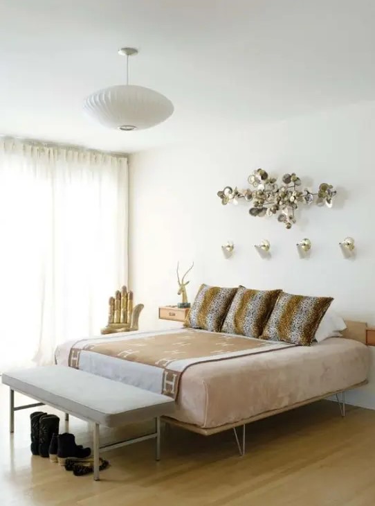 a neutral wooden bed with hairpin legs and floating wooden nigthstands for a stylish mid-century modern space