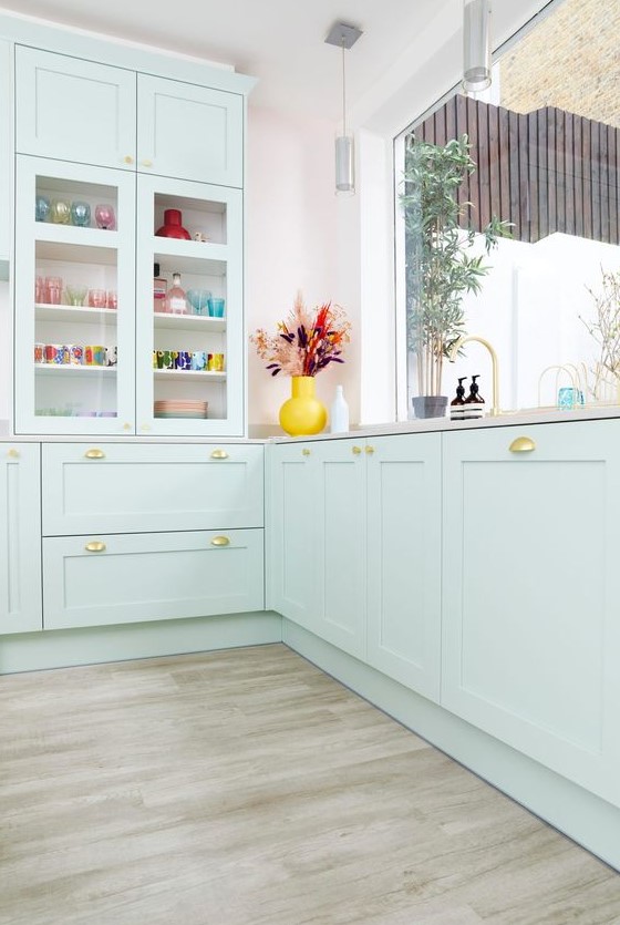 https://www.digsdigs.com/photos/2023/03/a-lovely-mint-green-kitchen-with-shaker-cabinets-and-glass-front-ones-gold-handles-and-neutral-countertops-is-amazing.jpg