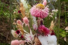 a cute summer decor idea with dried blooms