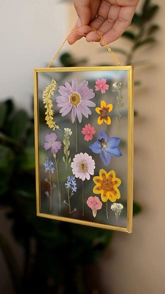 40 Summer-Inspired Pressed Flower Frame Decor Ideas - DigsDigs