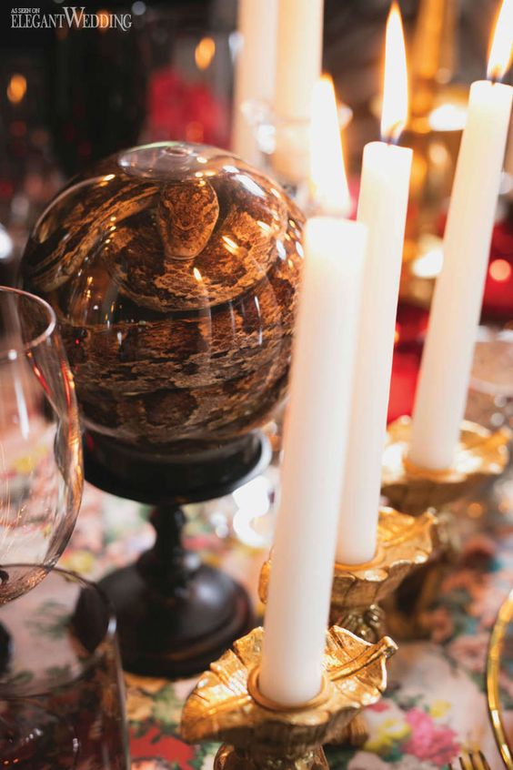 a glass glove with a realistic resin snake will be a catchy and bold Halloween decoration