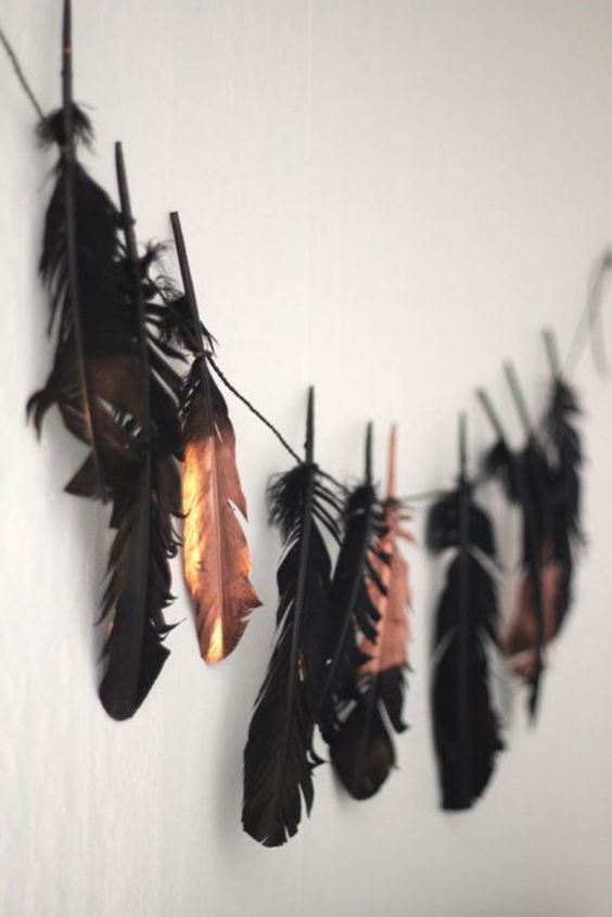 a chic Halloween garland of black and black gilded feathers is a cool idea for Halloween decor, it will fit a boho space