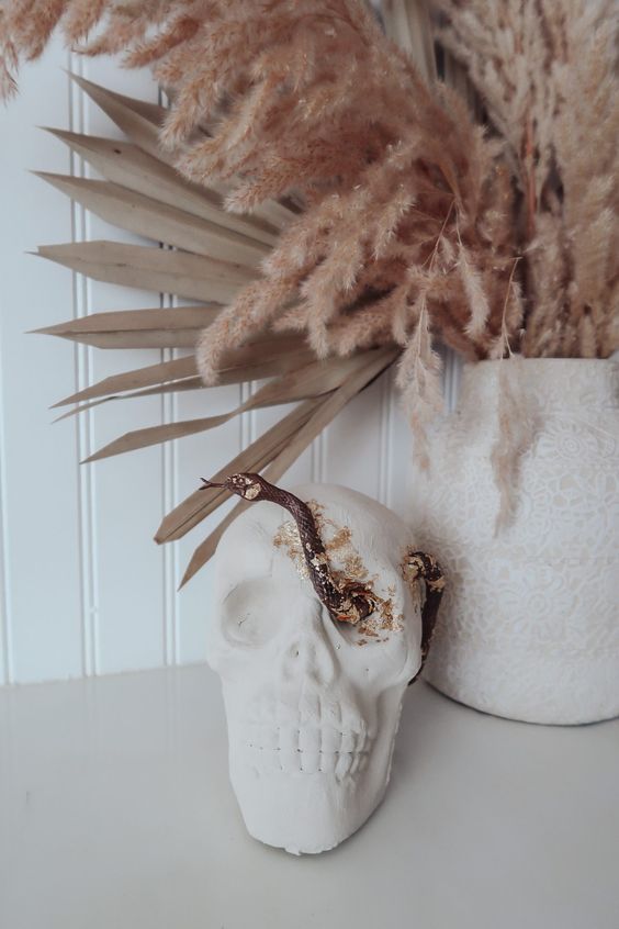 a Hallwoeen decoration, a glam skull with gold leaf and a small copper snake is a lovely craft for your party