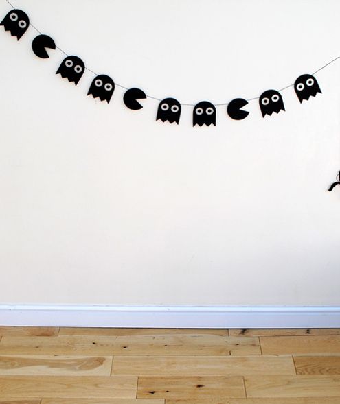 a Pac-man Halloween garland of paper is a fun and cute solution, and you can easily DIY it