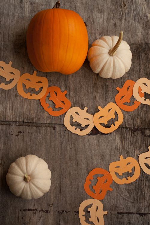 a simple and fun orange and light yellow jack-o-lantern Halloween garland of paper is a cool idea to style a space