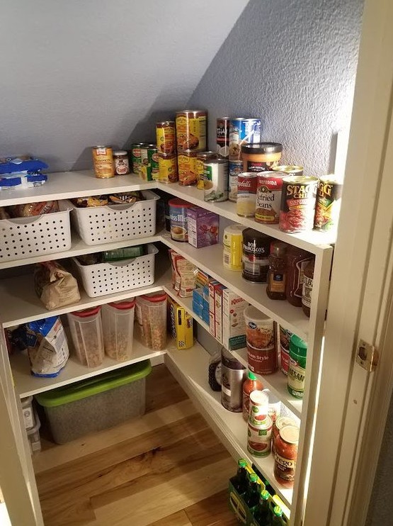 https://www.digsdigs.com/photos/2023/09/a-tiny-and-well-organized-pantry-with-a-built-in-shelving-unit-plastic-crates-additional-light-is-a-super-smart-idea.jpg