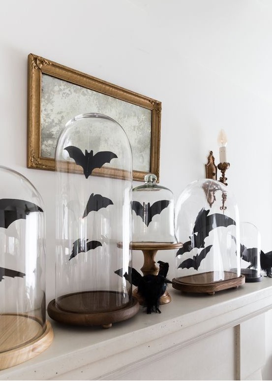paper bats in cloches are nice and easy last-minute Halloween decoration, not only for a mantel