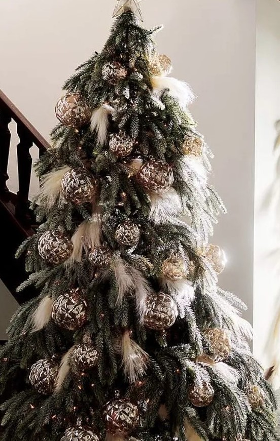 a creative boho Christmas tree with pampas grass and stylish brown ornaments and lights is a bold and catchy idea