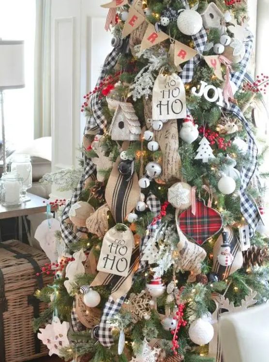 55 Farmhouse Christmas Tree Decor Ideas - DigsDigs