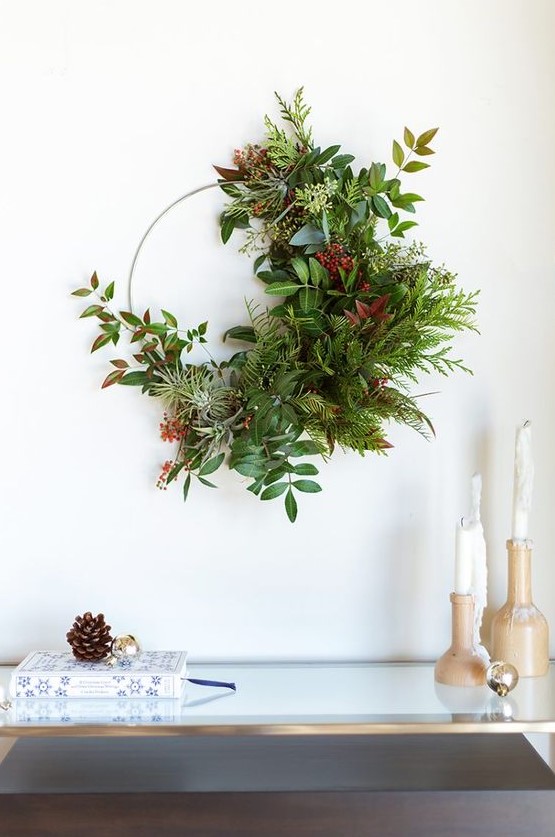 a modern and textural holiday wreath with lots of various greenery and foliage, air plants and berries is an amazing idea for winter