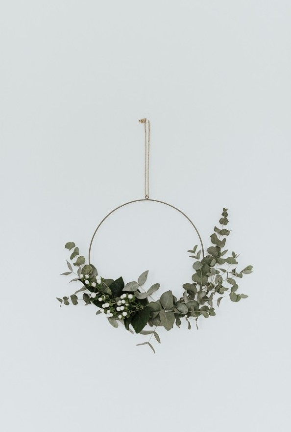 a modern meets minimalist Christmas wreath with eucalyptus and baby's breath is a lovely idea for winter