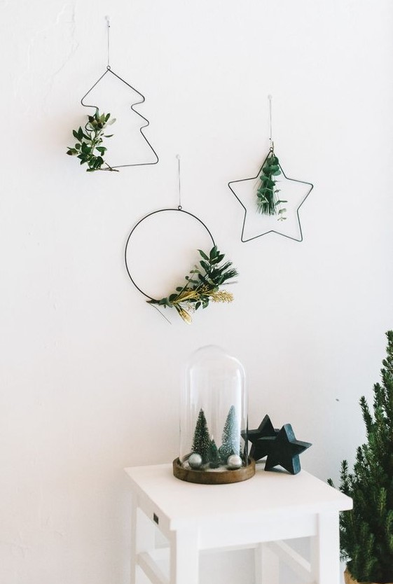 a round, star-shaped and tree-shaped Christmas wreaths with greenery and grasses are lovely for modenr holiday decor