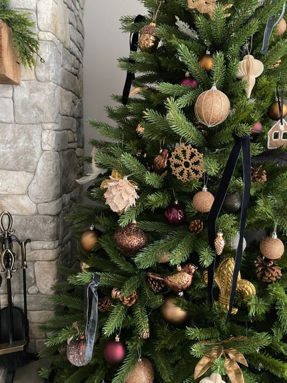 43 Elegant Brown Christmas Decor Ideas - DigsDigs