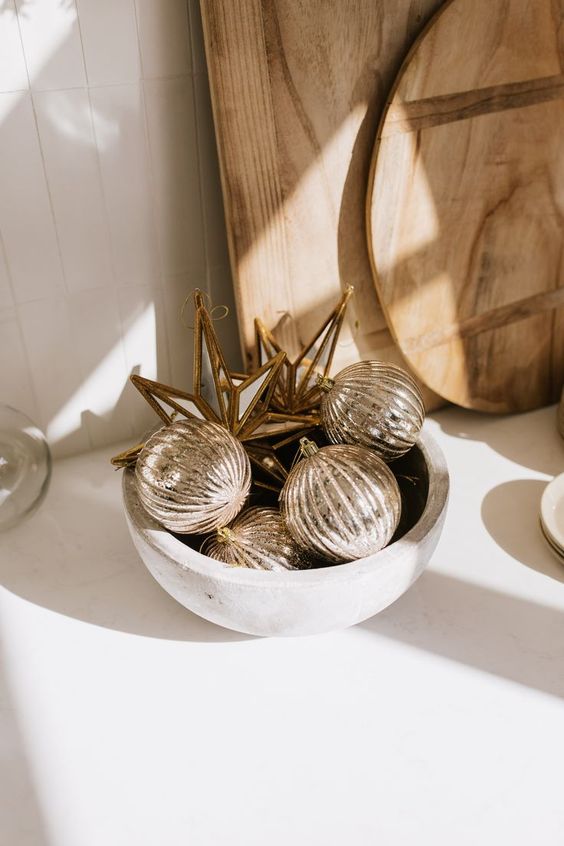 59 Lovely Christmas Bowl Decor Ideas - DigsDigs