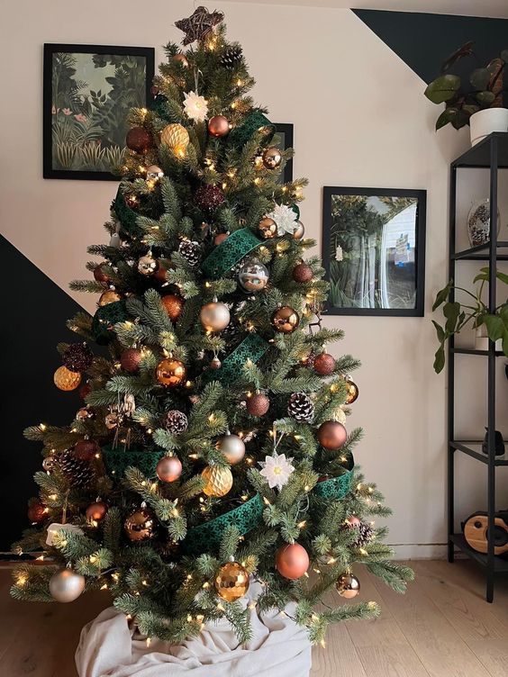 43 Elegant Brown Christmas Decor Ideas - DigsDigs
